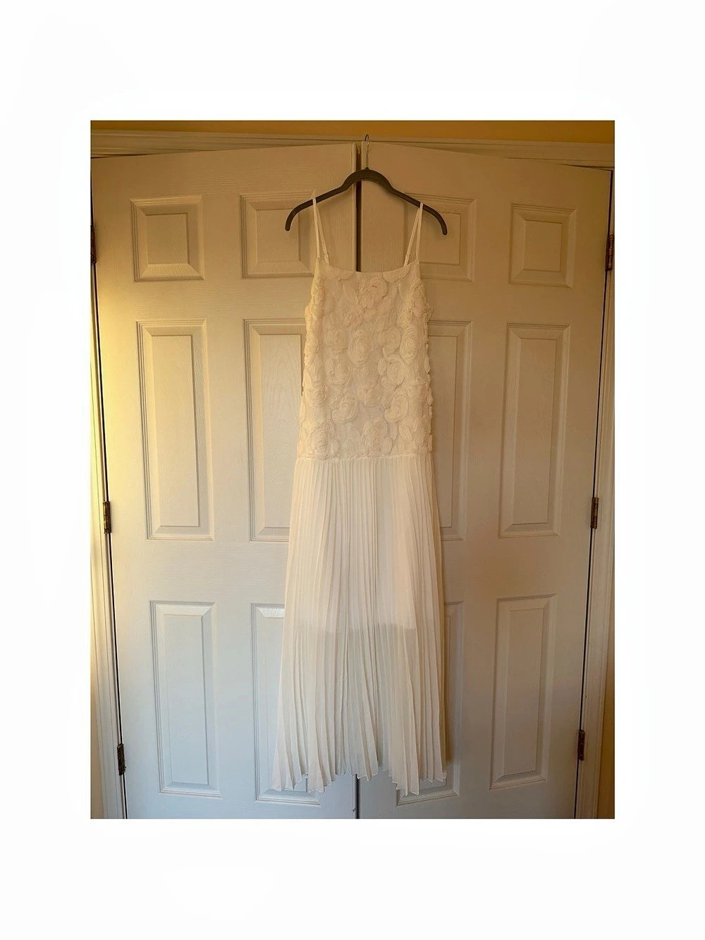 Floral Lace Pleated Maxi Dress in White Size Small Like New